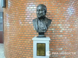 В Тегеране установили памятник напродному поэту Расулу Гамзатову